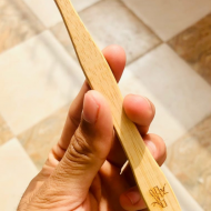 Periuta bambus cu personalizare -- un cadou potrivit