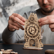 Vechiul Turn cu Ceas -  Model mecanic din lemn